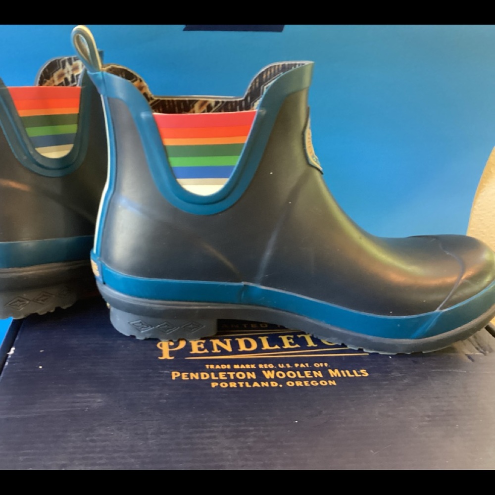 COPY - Pendleton rubber boots, Crater Lake design,excellent condition.